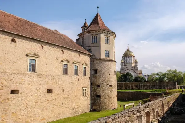 Cetatea Făgărașului, simbol al Transilvaniei, fortificație medievală superbă cu șanț larg cu apă.