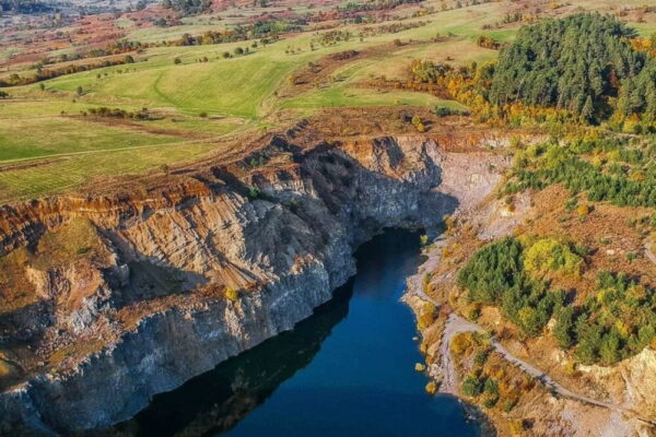 Racoș cu adolescenții: traseu scurt, opriri educative și picnic în natură Lacul de Smarald și Coloanele de Bazalt din Complexul Geologic Racoș, Brașov.