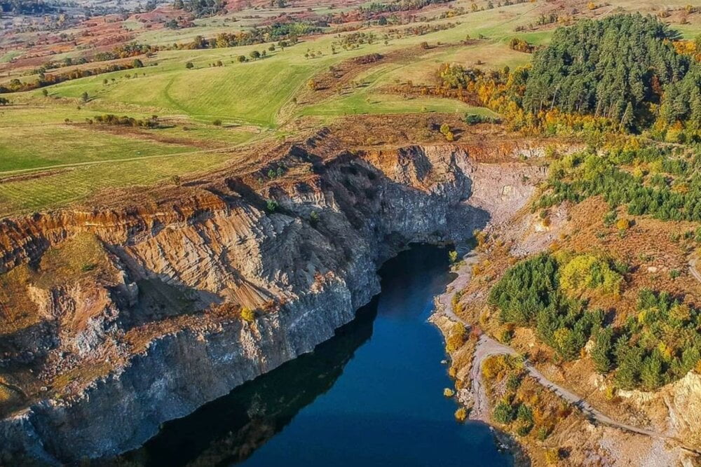 Lacul de Smarald și Coloanele de Bazalt din Complexul Geologic Racoș, Brașov.