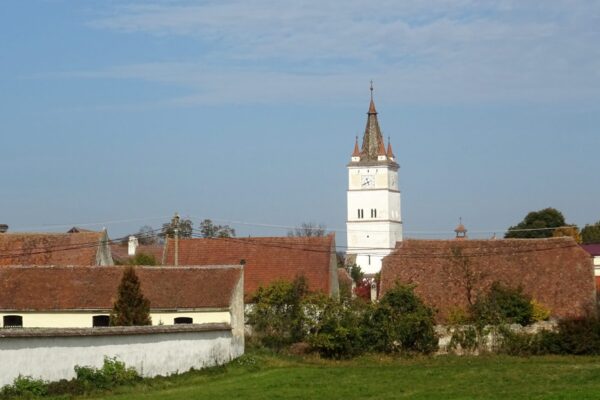 Hărman cu copiii: tur pe înțelesul lor + activități în jur Biserica Evanghelică Fortificată Hărman, Brașov, cu zidurile masive și turnul înalt.