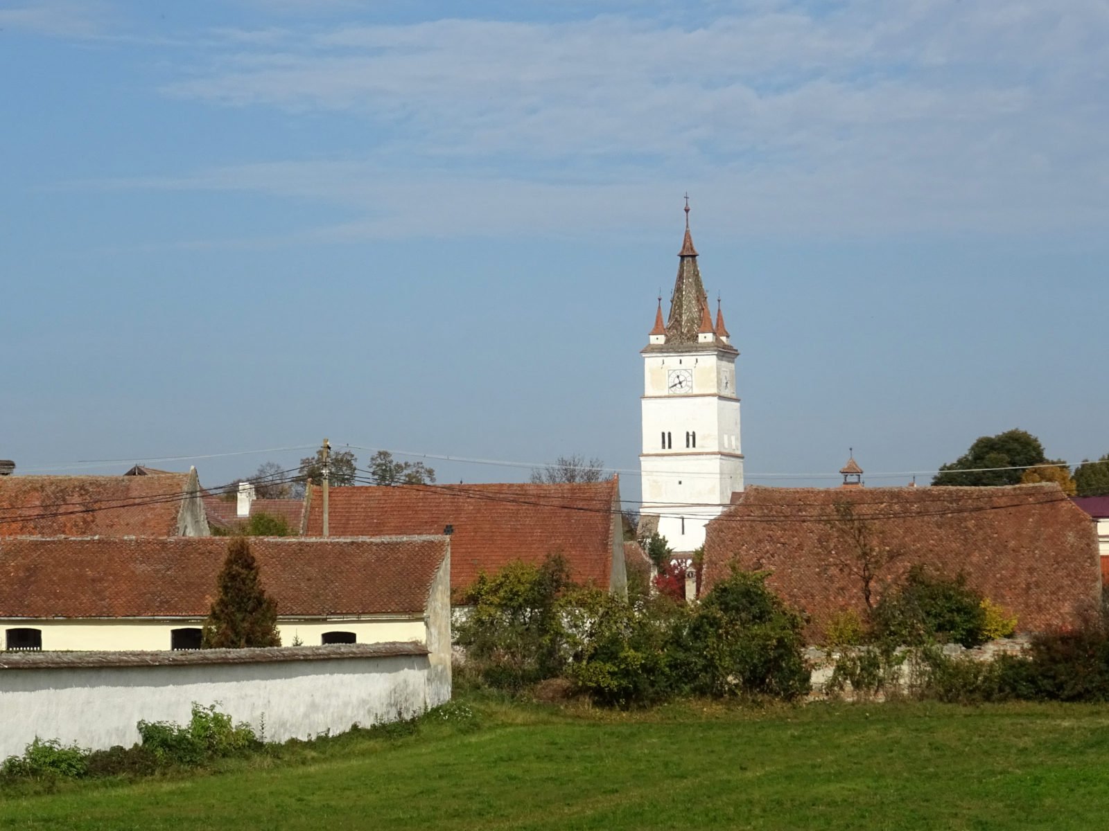 Biserica Evanghelică Fortificată Hărman, Brașov, cu zidurile masive și turnul înalt.