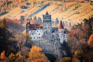 Castelul Bran, fortăreață medievală și reședința Reginei Maria, ideal pentru familii